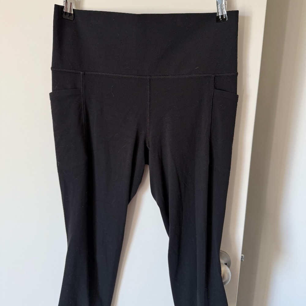 Athleta Salutation Stash Capri Legging